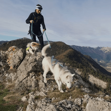 Emilie en randonnée avec Mambo et Salsa dans la vallée de Serre Chevalier